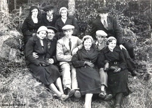 Peltokorven nuorta väkeä
Edessä vas. Henna Autio (m. Pohjoismäki, Autio 16), Nestori Parpala (Parpala 18). Toinen oik. Veikko Krekilä (Krekilä 24). Takana toinen vas. Matti Pohjoismäki. (Hennasta ja Matista tuli aviopari.)
Oikealla ylärivissä on Matti Riippa (Riippa 27 ?), alarivissä 3:s vasemmalta Niilo Huhtala, vieressään Rauha Matkala (myöh. Haglund, Matkala 4) ja oikeassa reunassa Siiri Parpala (myöh. Hakunti, Parpala 20).
Tunnistamatta vielä ylärivissä olevat tytöt.
Keywords: Autio Pohjoismäki Parpala Krekilä Riippa Huhtala Matkala Haglund Hakunti 