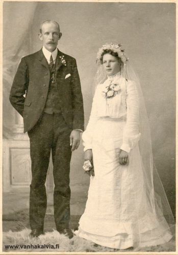 Finell Penttilän vihkikuva
Kuvassa on Antti ja Sofia (os. Riippa, Riippa 19) Peltolan eli Penttilän poika Finell (Penttilä 25) morsiamensa kanssa. Finell Penttilä (1865-1913) avioitui vuonna 1890 Maria Josefina Rimpilän (1870-1908, Stark) kanssa. Kuva on otettu Amerikassa, jonne koko Penttilän perhe muutti noin 1880. Asuinpaikkana heillä oli Naselle, Washington. Vaimonsa kuoleman jälkeen Finell palasi Kälviälle ja solmi uuden avioliiton Milka Peitson (s. 1881, Peitso 27) kanssa kevättalvella 1913. Finell Penttilä kuoli 14.12.1913 Ullavassa. 

Antti ja Sofia Penttilän pojista Antti Emil Penttilän (1867-1933) puoliso oli Ida Sofia Davis. Vihkimispaikka oli Astoria, Oregon ja vuosi 1889. Toivo Penttilä löysi kälviäläissyntyisen vaimon. Hän oli Hilma Sofia Sundberg (1886-1919, Pykilä 10) ja avioliitto solmittiin n. 1903. Väinö eli Waino Penttila avioitui vuonna 1921. Vaimo oli suomalaissyntyinen Sigrid Sofia East. Frans Oskar eli Frank Penttila meni naimisiin Helga Lydia Riipan (1885-1958, Riippala 13) kanssa vuonna 1910. 
 




Keywords: Riippa Peltola Penttilä Rimpilä Stark Peitso Davis Astoria Oregon Naselle Pacific Washington USA Sundberg East Riippala  