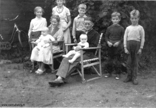 Myllykankaan kaffilan pihamaalla
Myllykankaan pesuetta vuonna 1957 kaffilan pihamaalla. Takana vas. Anneli, Liisa, Pauli, Pekka sekä Jorma-serkku. Istumassa Maiju-äiti sylissään Lassi ja isä-Topi sylissään Maija.
Keywords: Myllykangas