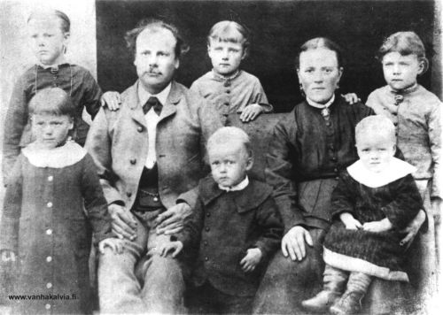 Peitson poliisin perhe vuonna 1888
Kuvassa kuuluisa Peitson poliisi Abraham Peitso (1854-1918) ja vaimonsa Fredrika (s. Riippa, 1851-1921). Fredrika oli Jooseppi Riipan sisar. Hän ja sisarensa Maria (m. Koskela) jäivät Riipan perheestä ainoina Suomeen. Vanhemmat ja seitsemän sisarusta muuttivat Amerikkaan jo 1870- ja 1880-luvuilla. Abraham Peitso oli poliisina vuodesta 1869 alkaen ja hän piti myös kestikievaria Peitsolla.  Vuonna 1918 hän myi talonsa Juho Jungalle. 
Nuorin kuvan lapsista on Uno Valentin, joka oli syntynyt 1887 ja on kuvassa ehkä vuoden ikäinen. Kuvasta puuttuu vielä perheen nuorin lapsi Tyyni Helmi,  joka syntyi tammikuussa 1889, joten kuva lienee otettu vuonna 1888. (Peitso 27)

Kuvassa olevat lapset: Maria (s. 1878, m. Hauhtonen), Milia (s. 1879, m. Saarukka), Milka (s. 1881, m. Viitasalo), Helga (s. 1883, m. Saarukka), Ernest Engelbregt (s. 1885), Uno Valentin (s. 1887). 
Keywords: Peitso Riippa Junka Hauhtonen Saarukka Viitasalo 