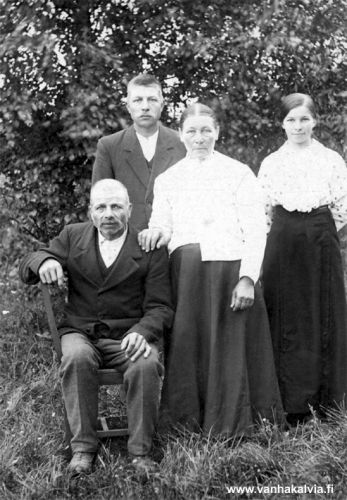 Aleksanteri ja Katarina Maunumäen perhe

Kuvassa Aleksanteri ja (1860-1949) ja Katarina (o.s. Syväjärvi, 1864-1932) sekä lapset Kalle (s. 1890) ja Fanny (s. 1900) (Maunumäki 38).


Keywords: Maunumäki Syväjärvi 