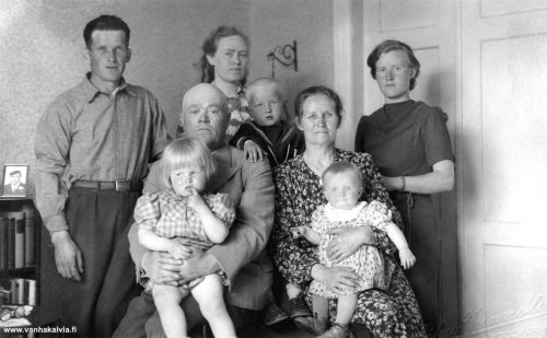 Kolme sukupolvea
Pekka ja Nasto Laine tyttäriensä Maijun ja Annin sekä vävynsä Toivo Myllykankaan kanssa. Lapset Erkki, Liisa ja Anni. Kuva on otettu 1940-luvun lopulla. 
Kuvaaja Riku Junnola.

Keywords: Laine Myllykangas Junnola