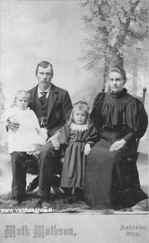 John ja Hilma Ostrom perheineen
Kuvassa Ostromin perhe eli Juho Uusitalo eli John Ostrom (Uusitalo 15, 1868-1910) ja vaimonsa Hilma (s. Matinjussi, 1870-1930, Matinjussi 18) sekä kaksi perheen vanhinta lasta, vuonna 1892 syntynyt Helmi ja 1895 syntynyt Alida. Väinö syntyi vuonna 1899 ja George pari vuotta myöhemmin. Arvin syntymävuosi oli 1905 ja Aunen 1907. Kahdeksasta lapsesta kaksi oli kuollut pieninä. Nuorimmainen, Alex-poika kuoli vuonna 1910 kahden kuukauden ikäisenä pian isänsä kuoleman jälkeen. 

Keywords: Uusitalo Ostrom Matinjussi Astoria Oregon USA 