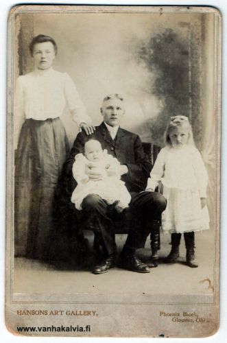 Hankaniemen perhe Amerikassa 
Kuvassa ovat Kalle Timonpoika Hankaniemi (1883-1963) ja vaimonsa Lydia Elina o.s. Korkea-aho (1883-1955) sekä lapset Ida Elina ja Lempi Johanna (sylissä). Perhe palasi Suomeen ja Soiniin joulukuussa 1905. Lempi Johanna kuoli 27.5.1913 Soinissa. Hankaniemet muuttivat Kälviälle 7.7.1928. (Hassinen 24)

Keywords: Hankaniemi Soini USA