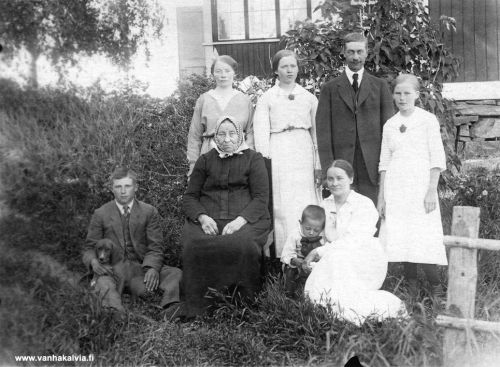 Penttilän pihalla
Penttilän pihalla otetussa kuvassa edessä vanhaemäntä Maria Penttilä (1849-1919) sekä Mauno ja Sofia Penttilä. Takana vas. Esteri Penttilä (1886-1961), Saimi Tapio (sittemmin Penttilä, ent. Renell, Penttilä 40) ja Justus Penttilä (s. 1888, Penttilä 27). Oik. oleva tyttö on Helmi Tapio (sittemmin Holmlund, ent. Renell, Penttilä 40). Vasemmalla istuu Pentti Tapio (ent. Renell, Penttilä 40).




Keywords: Penttilä Tapio Renell Holmlund 