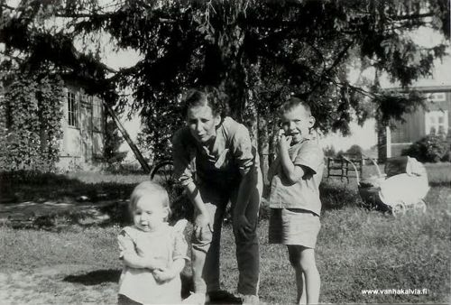 Simukkalan pihalla 1950
Kuva Simukkalan pihalta kesällä 1950. Vasemmalla entisen pappilan päärakennus, jossa asuivat Keski-Pohjanmaan kansanopiston johtajapari Liisa ja Antti Tuomi-Nikula perheineen sekä opiston musiikinopettaja. Opistolaisia asui talon vintissä. Opetusta jaettiin Simukkalan pappilan entisessä salissa. Oikealla ns. ”Renkitupa”, joka toimi opiston ruokalana. Myöhemmin renkituvassa opiskelivat yhteiskoulun oppilaat.
Kuvassa Liisa Tuomi-Nikula ja lapset Outi ja Jorma Tuomi-Nikula. Kuvaaja: Antti Tuomi-Nikula

Keywords: Tuomi-Nikula Simukkala