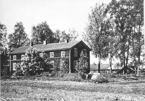 Pikku-Penttilä
Rovasti Lars Magnus Castrenin rakennuttama suuri rakennus, joka poikkeaa seudun talonpoikaistyylistä. Talo valmistui 1864.

Keywords: Penttilä Castren 