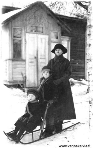 Kelkkailemassa
Kauppiaanrouva Nasto Laine tyttäriensä kanssa 1920-luvulla. Maiju istuu ja Anni on jalaksilla. 
Keywords: Laine 