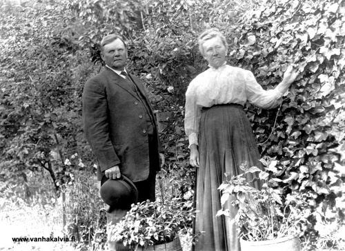 William ja Lydia Anderson
William Anderson eli Juho Viljam Matinjussi (1963-1932, Matinjussi 19) ja vaimonsa Maria Lydia Uusitalo (Lillkåla, Uusitalo 13) (1863-1919) on kuvattu puutarhamaisemassa, varmaankin kotipihallaan Deep Riverissa, Washingtonin valtiossa tai mahdollisesti Astoriassa, Oregonissa. 
Juho Viljam oli maineikkaan kansanparantajan, Antti Matinjussin poika. Hän lähti Amerikkaan 1882 ja asettui Astoriaan, mutta piti myös kauppaliikettä Columbia-joen toisella rannalla Deep Riverissa. Myös Lydian Amerikan-matka tapahtui samana vuonna 1882.
John William Anderson ja Lydia Ostrom vihittiin avioliittoon Astoriassa, Oregonissa 20.8.1885.



Keywords: Matinjussi Uusitalo Lillkåla Anderson Ostrom Astoria Oregon DeepRiver Washington USA 