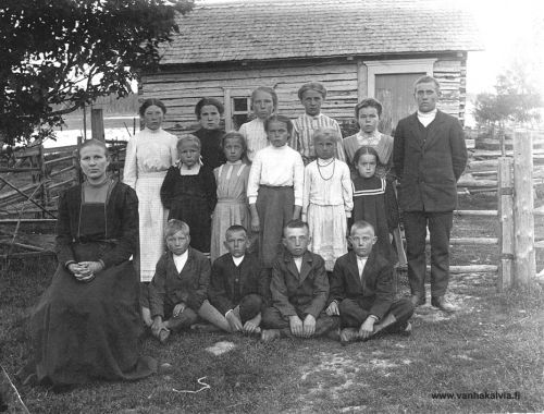 Pyhäkoulu Järvellä
Kuva on otettu Järven Antin kaupan edessä (Järvi 25). Takana lainehtii Isojärvi. Ajankohta saattaisi ehkä olla vuoden 1915 tietämillä.
Opettajana on Hilda Hakunti (s. Harju, Hakunti 21). Keskimmäisessä rivissä vasemmalla oleva vaaleahiuksinen tyttö on Lempi Juulia Hakunti,  pyhakoulunopettaja Hilda Hakuntin tytär. Muiden pyhäkoululaisten nimet eivät ole tiedossa. Jos tunnistat heitä, lähettäisitkö tietoja osoitteeseen outi.jarvi (at) gmail.com. Voit myös ottaa yhteyttä Kälviän kotiseutuyhdistykseen. Kiitos avustasi!


Keywords: Järvi Hakunti Harju