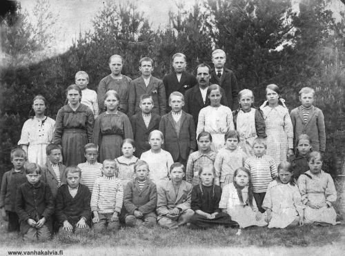 Pyhäkoululaisia 
Opettaja Niilo Tuurinmaa, Anni Jaakkola, Huugo Myllykangas, Martti Honkimaa, Eino Nurisalo, Elsa Niemi, Sylvi Tervola, Impi Lehtola, Matti Pykälämaa, Lauri? Riippa, Väinö Huhtala, Elli Myllykangas, Siiri Honkimaa, Aune Passoja, Oskari Vehniä, Sulo Kuorikoski, Pentti Roimas, Jussi Viitala, Tyyne Nurisalo, Martta Huhtala, Jenny Riippa, Vieno Saarala, Toivo Niemi, Milka Salpakka, Lauri Honkimaa, Toivo Pykälämaa, Aarre? Hänninen, Väinö Vehniä, Viljo Honkimaa, Aune Pykälämaa, Martta Honkimaa, Elli Keiski, Lempi Passoja.

Keywords: Tuurinmaa Jaakkola Myllykangas Honkimaa Nurisalo Niemi Tervola Lehtola Pykälämaa Riippa Huhtala Passoja Vehniä Kuorikoski Roimas Viitala Saltbacka Hänninen Keiski   