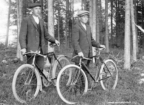 Tuntemattomat pyöräilijät
Kaksi nuorta miestä hienojen pyöriensä kanssa. Ketähän he mahtavat olla?
