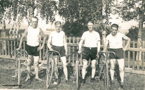 Keskipohjalaisia pyöräilijöitä
Keski-Pohjanmaan pyöräilijöitä Toholammin Alakylällä vuonna 1933. Henkilöt ovat vasemmalta lähtien Tauno Viitala Kälviältä, Ahti Videnoja Ullavasta, Toivo Ylimäki Kannuksesta ja Eero Järvenoja Toholammilta.


Keywords: Viitala Videnoja Ylimäki Järvenoja Ullava Toholampi Kannus