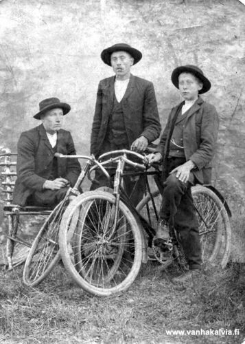 Tuntemattomia pyöräilijöitä
Pyöränomistajien nimet eivät ole tiedossa. Jos tunnistat heidät, lähettäisitkö tietoja osoitteeseen outi.jarvi (at) gmail.com. Voit myös ottaa yhteyttä Kälviän kotiseutuyhdistykseen. Kiitos avustasi!

