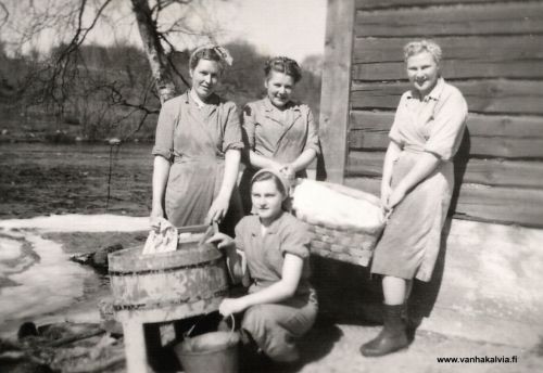 Pyykkipäivä
Pyykinpesua vanhaan malliin. 
