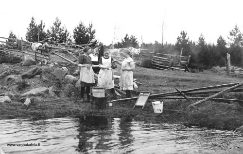 Pyykkipäivä
Pyykkärit kaffitauolla Laksonjärvellä.
Vas. Anna Hankaniemi, Iida Hankaniemi ja oik. Inkeri Hassinen.
Kuvaaja Riku Junnola.


Keywords: Hankaniemi Hassinen 