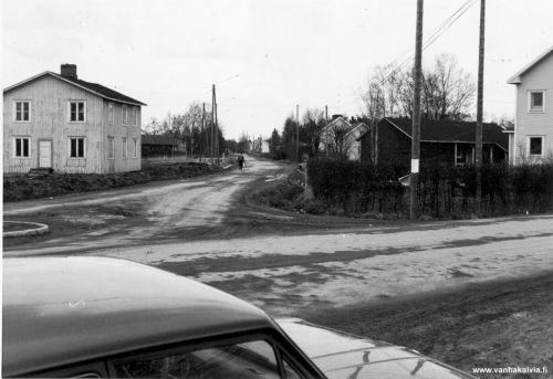 Kirkonkylän maisemia 1970-luvun alkupuolella
Vasemman puoleisessa talossa oli Reino Möykyn leipomo ja kauppa.
