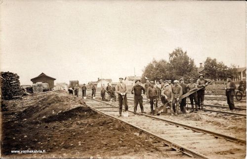 Radanrakennusta 1920-luvulla
Kuvan takana lukee: "Kälviäläisiä radanrakennuspuuhissa 1920-luvulla". Kälviän asema ei kuitenkaan ole kuvassa. Ovatkohan miehet lähteneet kauemmaksi ratatöihin? Jos tiedät jotain kuvasta tai tunnistat paikan, lähettäisitkö viestin Vanhan Kälviän sähköpostiin. Kiitos avustasi!
