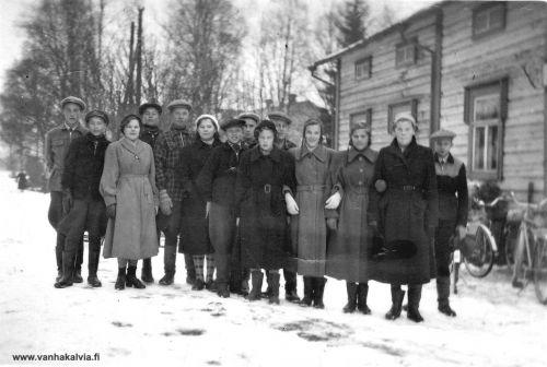 Rippikoululaisia 1953
Rippikoululaisia talvella 1953 Itkosen kaupan edessä maantiellä, Riku Junnolan kuvaamana. Henkilöt oikealta vasemmalle: Veikko Peltonen, Irja Uusimäki, Ritva Kuorikoski, Kaisa Roimela, Erkki Maunumäki, Saara Pajala, Matti Parpala, Otto Huhta, Onerva Rautomäki, Mauno Pajala, Jouko Hassinen, Siiri Santalo, Raimo Asujamaa ja Mikko Parpala.
Keywords: Maunumäki Junnola Itkonen Peltonen Uusimäki Kuorikoski Roimela Pajala Parpala Huhta Rautomäki Hassinen Santalo Asujamaa