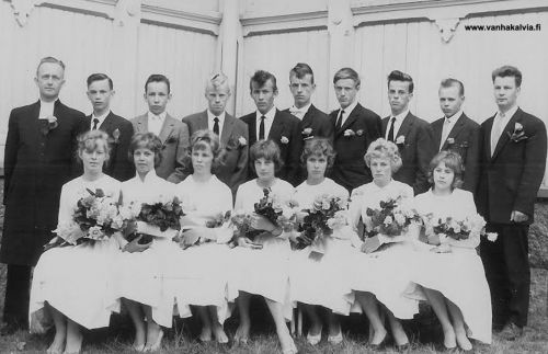 Rippikoululaiset 1960
Kälviän rippikoululaiset vuonna 1960. Ilmeet ovat jostain syystä kovin vakavia.
Ylärivi vasemmalta. Kirkkoherra Pentti Pyy, Risto Hukkanen, Jorma Tuomi-Nikula, Tapani Hankaniemi, Kari Ingalsuo, Anssi Keski-Vähälä, Esa Kauppinen, Jukka Nikula, Juhani Kangas ja kanttori Keijo Moilanen. Alarivi vasemmalta: Liisa Myllykangas, Hilkka Särkkö, Maria Pajala, Marjatta Pernu, Anna-Maija Maunumäki, Leena Rannisto ja Kaisu Törmänen.
Kuvaaja luultavasti Riku Junnola.

Keywords: Tuomi-Nikula Pyy Hukkanen Hankaniemi Ingalsuo Nikula Kangas Myllykangas Särkkö Rannisto Törmänen Junnola Pajala Pernu Maunumäki Keski-Vähälä Kauppinen Moilanen