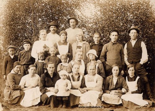 Tunnistamattomia henkilöitä 
Jukka Hakala on ikuistanut kuvan henkilöt joskus 1920-luvulla. Mistähän syystä ryhmä on kuvaan asettunut? Mukana on eri-ikäisiä henkilöitä, pääosin kuitenkin nuorempaa polvea. Henkilöistä on toistaiseksi tunnistettu vain viisi: edessä oik. on Hilja Maajärvi ja toinen vas. valkoisessa mekossa Meeri Elviira Maunumäki (m. Harju, 1905-1995, Maunumäki 36) ja takana keskellä Euni Uusimäki. Eturivissä neljäntenä oikealla on Martta Porrassalmi (1903-1984, Pernu, Hautala) ja toisessa rivissä oikealla Anna Pernu (s. 1904, Pernu 49). Martta ja Anna olivat naapuruksia.
Keywords: Hakala Maajärvi Uusimäki Porrassalmi Pernu