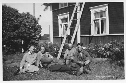Kesäpäivä pihamaalla
Annikki Vähähyyppä (vasemmalla) ja Maija Tuunala (myöh. Ero) sekä kolme tuntematonta sotilasta. 
Keywords: Vähähyyppä Tuunala Ero