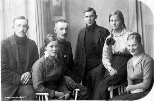 Ruotsalon nuoria
Ryhmäkuvassa näyttäisivät olevan vasemmalta lähtien Emil Riihimäki (s. 1893, Riihimäki 13), Elsa Kippo (s. 1889, Kippo 22) ja hänen miehensä Eemeli Pelttari (s. 1883, Pelttari 20), takana keskellä mahdollisesti Ilmari Hakala (?) (s. 1897, Hakala 20), Fanny Kippo (s. 1900, myöh. Marttila, Kippo 22) ja oikealla Lempi Kippo (s. 1894, myöh. Valkama, Kippo 22).
Keywords: Riihimäki Kippo Pelttari Hakala Marttila Valkama