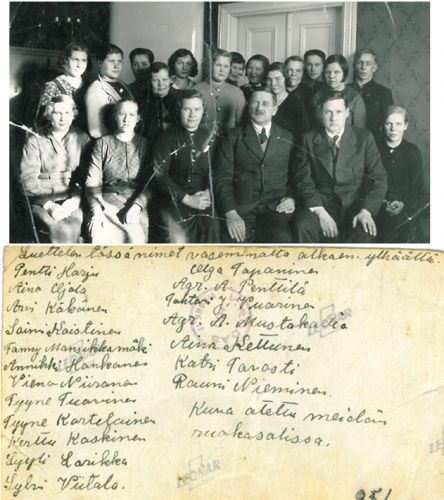 Tuntemattomia kurssilaisia
Kuvan taakse on merkitty henkilöiden nimet ja päivämäärä 25.2.1927. Kuva on löytynyt Aili Passojan (Passoja 26) albumista, mutta ei ole varmaa, onko se otettu Kälviällä. Jos tiedät kuvasta jotain, lähettäisitkö viestin osoitteeseen outi.jarvi (at) gmail.com. Kiitos avustasi.
