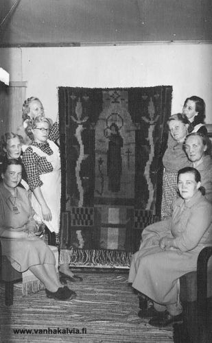 Ryijy ja sen tekijät
Naiset ovat valmistaneet hienon ryijyn joskus 1950-luvulla. Henkilöt vasemmalla edestä lähtien: tuntematon, Saara Hirvi, Kreeta Särkkö, Sirkka-Liisa Juhola. Oikealla puolella edestä lähtien: tuntematon, Eevi Rimpioja, Aune Korpi, tuntematon. Missä ryijy mahtaa olla nykyään, onko se käytössä? Ryijyn aiheesta päätellen se voisi olla seurakunnan tiloissa. Ja ketä tuntemattovat ovat? Lähettäisitkö tietoja osoitteeseen vanhat.kuvat@vanhakalvia.fi
Kiitos avustasi!
Keywords: Hirvi Särkkö Juhola Rimpioja Korpi 