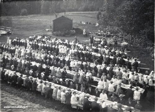 Häät Saarukassa (?)
Kuvassa on luultavasti Saarukan häävieraita. Tilaisuus on ehkä pidetty joskus 1920-luvulla. Saarukka on Kälviän naapuripitäjässä, Alavetelin puolella, mutta yhteyksiä sinne on ollut ja kälviäläisiä on varmaankin myös kuvassa mukana. Muun muassa Peihton poliisin kaksi tytärtä, Milia ja Helga, olivat Saarukan miniöitä (Peitso 27).

Voisiko kuva olla Yrjö Rimpiojan (Rimpioja 19) ja Alice Saarukan häistä, jotka on pidetty 24.6.1936? Jos tiedät jotakin kuvan häistä, lähettäisitkö tietoja osoitteeseen vanhat.kuvat@vanhakalvia.fi  Kiitos avustasi!
Keywords: Saarukka Alaveteli Rimpioja 