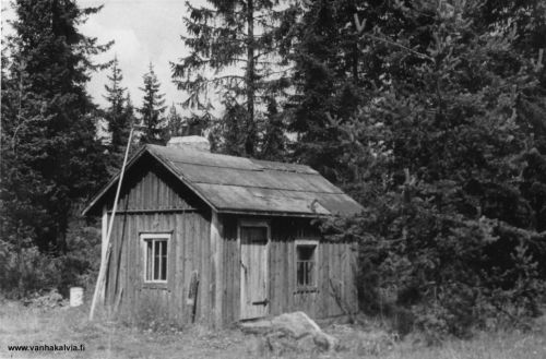 Järven vanha sauna
Ruotsalolla Järvelän puutarhan kasvihuoneiden kohdalla oli aikoinaan kaksi Järven taloa, Matintupa ja Juhontupa (Järvi 20 ja 24). Talot sijaitsivat vastapäätä toisiaan, päädyt tielle päin. 

Myöhemmin 1900-luvulla samaan pihaan rakennettiin kolmas talo, joka purettiin kasvihuoneiden tieltä 1990-luvulla. Matintupa (Järvi 20) oli purettu pois jo 1930-luvulla ja Järvi 24 (Juhontupa) siirretty muualle Kälviälle 1920-luvulla. Taloryhmästä on jäljellä vain vanha sauna Järvikylän tien varressa. 

Keywords: Järvi