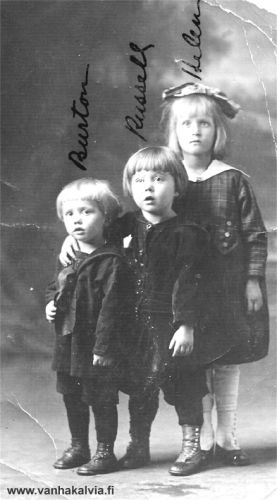 Serkukset Amerikassa
Brita Josefina Penttilä - Mattsonin (Kotka) lastenlapsia  (Penttilä 21).

Burton Lafreniere 3 v (s. noin 1916).
Russel Boudreau 4 v. (s. noin 1915
Helen Mattson 6 v. (s. noin 1913)

Burton Lafrenieren vanhemmat olivat Elma Mattson ja Ernest Lafreniere. Perheessä oli myös nuorempi poika nimeltä Vernon. Russel Boudreaun vanhemmat olivat Verda Mattson ja George Boudreau ja Helen Mattsonin vanhemmat Emil ja Fanny Mattson. 

Ernest Lafreniere ja George Boudreau olivat kotoisin ranskankielisestä Kanadasta ja Fanny Mattsonin vanhemmat olivat amerikansuomalaisia. Kaikkien asuinpaikka oli Hibbing, Minnesota.



Keywords: Penttilä Hibbing Minnesota USA Lafreniere Boudreau Mattson