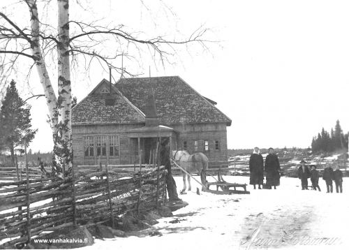 Ruotsalon vanha seurantalo
Vuonna 1912 valmistui talkootyönä O. W. Renellin piirtämä talo, joka oli ruotsalolaisten iltama- ja näytelmätoiminnan pitopaikkana vuoteen 1958 asti. Silloin talo suljettiin nimismiehen määräyksestä yleisötilaisuuksilta heikon kuntonsa vuoksi. Vuonna 1961 valmistui uusi seurantalo vanhan lähelle, toiselle puolelle tietä.
Keywords: Renell