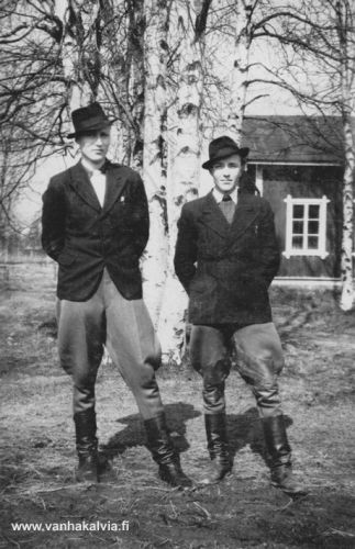 Siistin fiini
Vas. Kalle Hankaniemi ja oik. Lasse Huhtala. 
Kuvaan liittyy hyvin sanonta: ”Siistin fiini ko riankyläläinen.”


Keywords: Hankaniemi Huhtala 