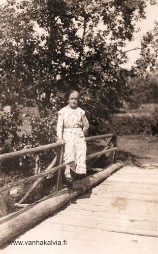 Martta Huhtakangas Tuunalan sillalla
Kuvassa on Martta Fredrika Huhtakangas (s. 2.10.1900, Huhtakangas 3). Kuva on otettu Tuunalan sillalla mahdollisesti 1930-luvulla. 
Keywords: Tuunala Huhtakangas 