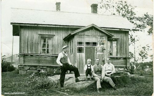 Siltavoudin talo
Talo on rakennettu joskus 1800-luvulla siltavouti-nimiselle virkamiehelle. Rakennus on sijainnut tapulin luona hautuumaalle menevän tien oikealla puolella ja on nimeltään  Siltavouti Rek.no: Hyyppä 5. Hannes Luoto osti talon 1935, jolloin kuva on otettu. Talo on purettu 1970-luvulla.

Kuvassa vasemalta lähtien: Aimo Luoto, Raimo Luoto, Hannes Luoto, Sofia Luoto (s. Rantala). Seisomassa Mari Luoto (s. Hukari). Nurkalla naapurin poika Eino Saari.


Keywords: Hyyppä Luoto Rantala Hukari Saari 