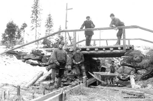 Sillan korjaus
Pääjärven, Kuikkisenojan sillan korjaustyöt meneillään. Sillalla kirves olalla Aleksanteri Maunumäki (s. 1860, Maunumäki 38).


Keywords: Maunumäki Pääjärvi Kuikkisenoja