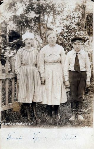 Järven sisaruksia
Kuvassa on Matti ja Matilda Järven (Järven mäkitupa) jälkikasvua, perheen nuorimmaiset Fanny (s. 1904), Tyyne (s. 1901) ja Pentti Järvi (s. 1907). Kuvan takana on vuosiluku 1922, mutta kuva on ehkä otettu hieman aikaisemmin. Kuvaaja luultavasti Jukka Hakala. 
Keywords: Järvi Hakala