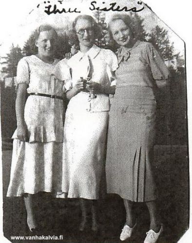 Kurtin siskokset
Kuvassa ovat siskokset Einie, Allie ja Mamie Kurtti. Heidän vanhempansa olivat Ida (s. Heikkilä, 1876-1963, Heikkilä 17) ja Lauri Kurtti. Tyttöjen kotikaupunki oli Astoria, Oregon.

Allie Miriam (s. 20.5.1909), puoliso v. 1932 Lovell Ziemer
Mayme Gertrude (s. 26.8.1913), puoliso v. 1939 Harry McGill
Eini Estelle (s. 23.8.1916), puoliso Bruce Tucker


Keywords: Heikkilä Kurtti Taivalkoski Astoria Oregon USA Ziemer McGill Tucker 