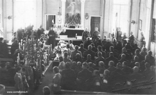 Pentti Vähälän siunaus 1940
Pentti Vähälän (1908-1939) siunaus 10.1.1940 Kälviän kirkossa. Vähälä kaatui Kuhmon Kylyvaarassa 20.12.1939. Hän oli ensimmäinen talvisodan kälviäläinen sankarivainaja. Kuvaaja Riku Junnola

Keywords: Vähälä Kylyvaara Kuhmo Junnola