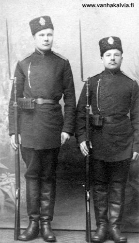 Sotapalveluksessa
Kaksi asepukuista miestä tsaarinvallan ajoilta. Kuva on Fanny Maunumäen albumista, mutta se löytyy myös Itsenäistymisen vuodet Keski-Pohjanmaalla -kirjasta. Kirjan mukaan vasemmanpuoleinen sotilas on Kalle Keiski (s. 1864, Keiski 15) ja oikeanpuoleinen sotilas Antti Pinomäki eli Hannulanmäki. Kuva olisi kirjan mukaan noin vuodelta 1890. 
Sekä Pinomäki että Hannulanmäki ovat Maunumäellä. Pinomäki on yksi Maunumäen taloista ja Hannulanmäessä on sijainnut Maunumäen torppa Hannula.
Oikeanpuoleinen mies on Antti Erkinpoika Maunumäki (s. 1865, Maunumäki 39). Antti on hieman vanhempana kuvassa Tarinankertojat 1953. Asepalveluksen miehet ovat suorittaneet Oulussa ja kuva on myös otettu siellä.





Keywords: Maunumäki Keiski Pinomäki Hannulanmäki 