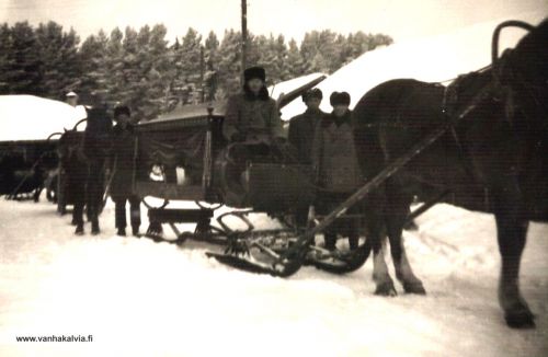 Surusaatto
Lydia Hankaniemen surusaatto lähdössä kotipihalta Järvitalosta maaliskuussa 1955 (Hassinen 24).
Ridankylän ruumisvaunu nostettiin talvella parireen päälle. Ridankyläläisen sepän Kalle Ridan apulaisineen rakentamaa ruumisvaunua säilytetään nykyisin Kälviän tapulin käytävällä.

Keywords: Hankaniemi Rita 