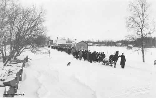 Ilmari Tarkkisen surusaatto 1940
Veikko Ilmari Tarkkisen (1909-1939) surusaatto Kälviän kirkkoon 26.2.1940. Ilmari Tarkkinen kaatui Suomussalmella 27.12.1939. Kuvaaja Riku Junnola.

Keywords: Tarkkinen Suomussalmi Junnola