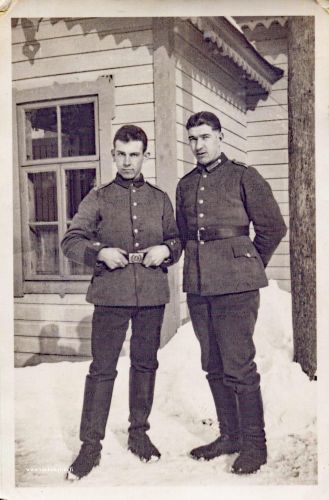 Valto Valkama ja Valto Lahti armeijan harmaissa
Kuva on vuodelta 1937, jolloin Valto Valkama ja Valto Lahti palvelivat Suomen Valkoisessa Kaartissa Helsingissä. Alokas Valto Valkama (Valkama 17) on vasemmalla ja "vanha" Valto Lahti (Kinnari 27) oikealla.
Keywords: Valkama Lahti