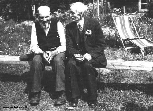 Syntymäpäivä
Oikealla syntymäpäiväsankari Juho Lassila. Hän täytti 90 vuotta juhannuksena 1948 (s. 24.6.1858; Lassila 32).
Vasemmalla Matti Passoja, ikä 91 vuotta (s. 4.4.1857; Myllykangas 8). Matti syntyi Kälviän Honkiperällä ja muutti vanhempiensa mukana Nurisaloon. Sieltä hän lähti 12-vuotiaana maailmalle, Kokkolan ja Helsingin kautta Viipuriin ja sieltä Koiviston Koivusaareen, Jaakkolan hoviin renkipojaksi. Hovista löytyi vaimo, Maria. Elämäntyönsä Matti teki Koivistolla, Karjalan Kannaksella, jossa hän toimi laivanrakentajana. Matti Passojan elämänkerta löytyy Vanhan Kälviän tarinoiden joukosta.

Keywords: Lassila Passoja Myllykangas Viipuri Koivisto 