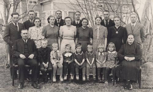 Ida Passojan 60-vuotisjuhlat
Juhlapäivä on ollut 15.5.1945 (Passoja 33).
Kuvassa ylävasemmalta alkaen Martti Maunula, Toivo Passoja, Rauha Maunula (o.s. Passoja), Ellen Passoja (o.s. Hakulinen), Niilo Passoja, Anna-Liisa Kotala (o.s. Passoja), Veikko Passoja, Tyyne Passoja, Lempi Lassila (o.s. Passoja), Yrjö Lassila, Anna Tuuna (o.s. Jylhä), Pentti Tuuna. 
Alarivissä vasemmalta Rikhard Passoja, Esko Passoja, Mikko Passoja, Paavo Lassila, Laila Niemi (o.s. Maunula) Kaarina Passoja, Eeva Puikko (o.s. Lassila) Helena Lassila, Ida Passoja.

Keywords: Passoja 