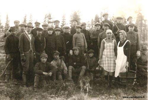 Talakuukset
Pirkolan Kallen talakuukset. (Pirkola 27) 
Edessä vas. Otto Porkola, Eemeli Viinne, Arvo Marttila, Lauri Porko. Naiset: Lempi Löytönen (s. Pirkola), Lyyli Honkala. 
Muut miehet on tunnistettu yhtenä ryhmänä siten, että vasemmalla on Oskari Roimela, seuraavana takana Jooseppi Porkola, sitten taaimmaisena Alfred Mäkelä, seuraavana etualalla rusetti kaulassa Juho Ruokoja?, takana Akseli Pirkola, edessä Kalle Pirkola, välissä Leo Hietala, edessä Antti Roimela, takana tuntematon, hänen edessä Leevi Raitala, vierellä Urpo Nikula, takana Pauli Mäkelä, edessä Pauli Junkkila, välissä Olli Raitala, vierellä Lauri Nurila.
Lempin takana Jalmari Marttila (Iso-Jaska) ja oikealla Viljami Sankari. 
Takana oikealla kolme miestä, joista vasemmanpuoleinen on Toivo Löytönen, seuraava Viljo Hietaharju ja kolmas tuntematon.

Keywords: Pirkola Maunula Viinne Marttila Löytönen Honkala Roimela Mäkelä Hietala Raitala Nikula Junkkila Nurila Sankari Hietaharju 