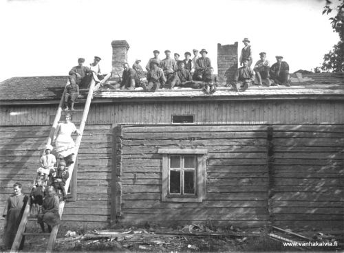Talakuukset
Kenenkähän tuvalla pidetään talakuuksia? Kuva on Fanny Maunumäen albumista.
Keywords: Maunumäki 
