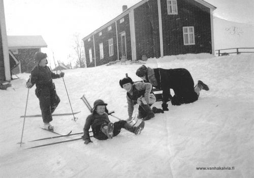 Talvileikkejä Välikylässä
Talvista hauskanpitoa 1930-luvun lopulla Välikylässä Pasanterin pihapiirissä. Kuvan henkilöiden nimet eivät ole tiedossa.


Keywords: Pasander