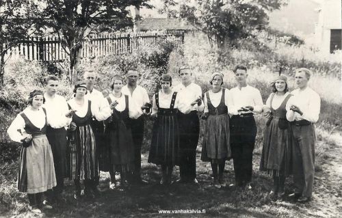 Nuorisoseuran tanhuryhmä
Kuvassa on Kälviän nuorisoseuran tanhuajia 1930-luvulla. Tunnistettuja 3. vas. Martta Porrassalmi (Pernu, Hautala) ja 3. oik. Ahti Pernu (Pernu 49, Suutarinmäki). Tunnistaako joku muita? Lähettäisitkö tietoja Vanhan Kälviän sähköpostiin. Kiitos avustasi!

Keywords: Porrassalmi Pernu